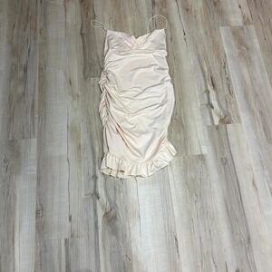 NWT Cute cream dress which gathers on the sides Size M